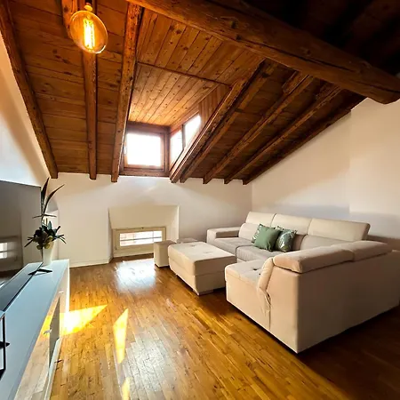 Loft Mansardato Sullo Skyline Di شقة *