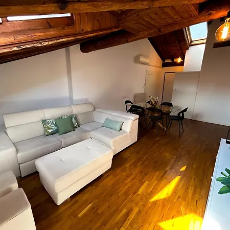 Loft Mansardato Sullo Skyline Di شقة