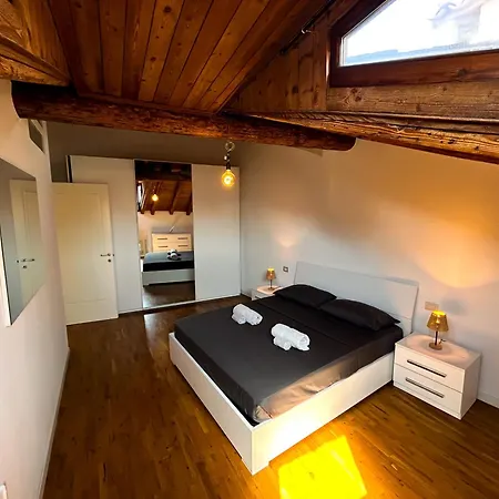 Loft Mansardato Sullo Skyline Di شقة بيرغامو