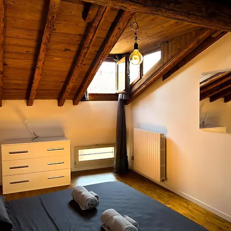 Loft Mansardato Sullo Skyline Di شقة