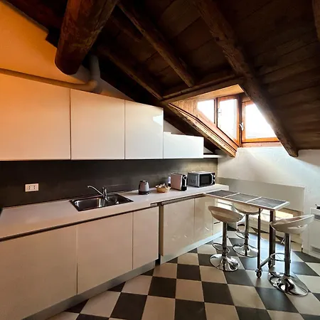 Loft Mansardato Sullo Skyline Di شقة